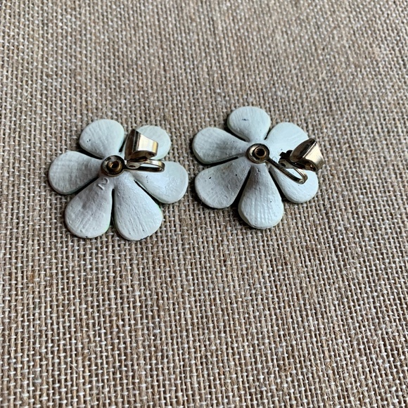 💚 Vintage 70's Lime Green Flower Clips & Beaded Yellow, Green & Orange Bracelet - Picture 4 of 10